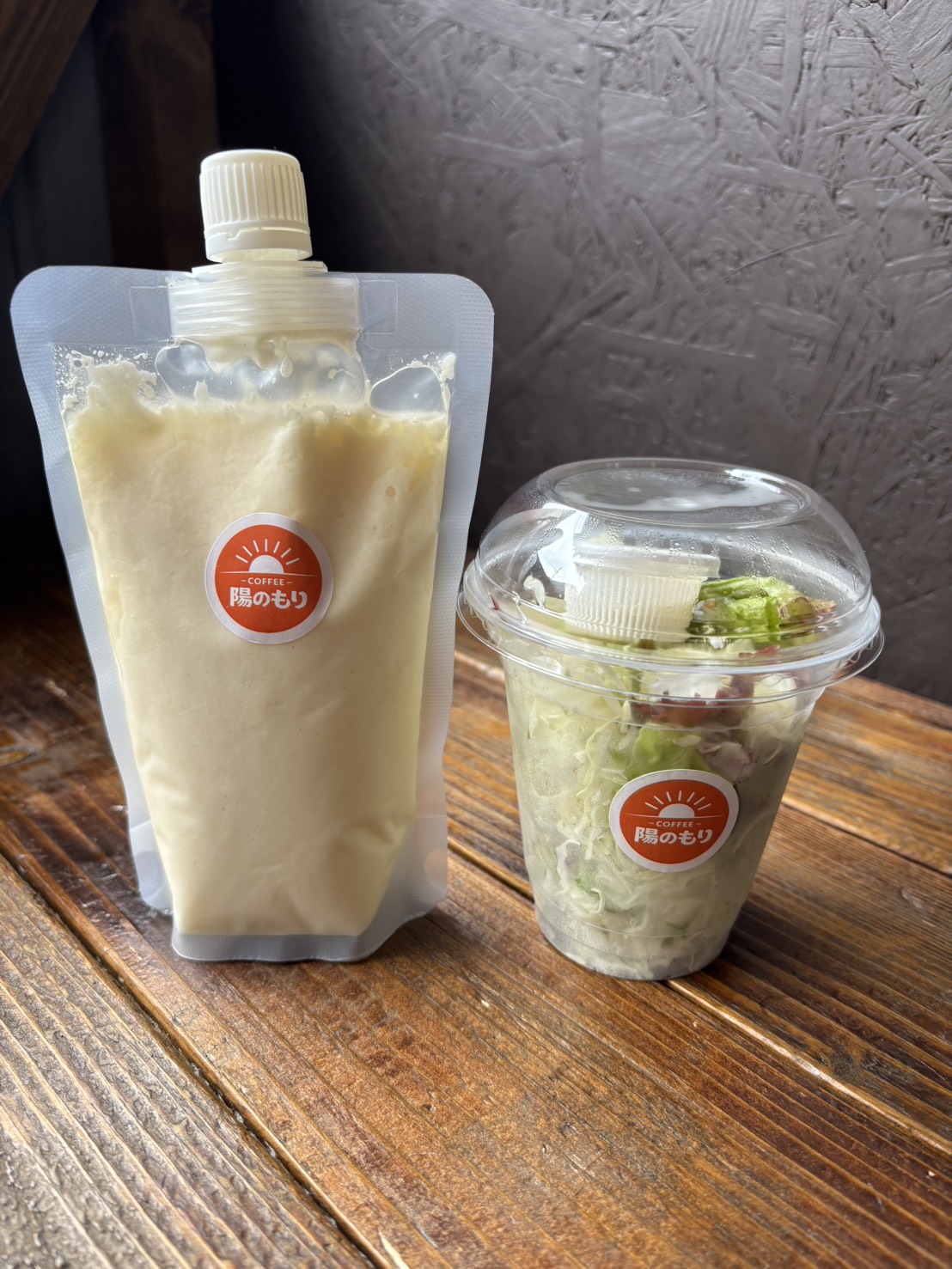 伝家のドレッシングとカップ入りサラダ
