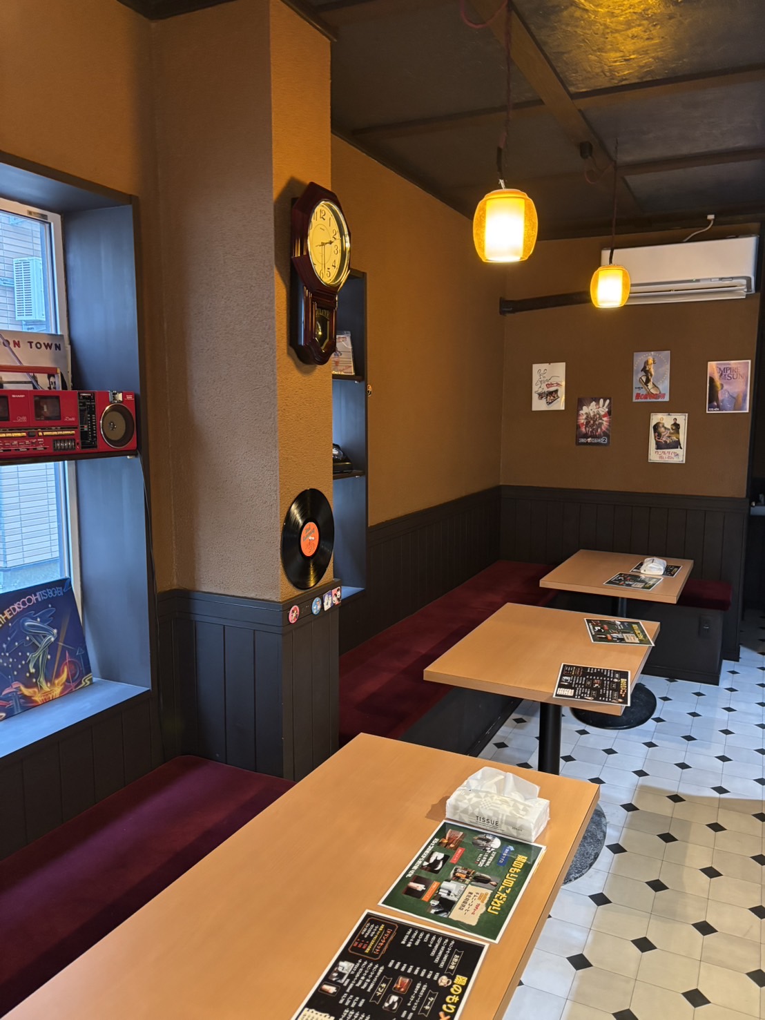 レトロな時計と照明、赤いベンチシートの店内
